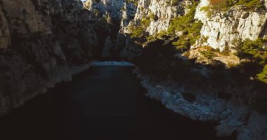 Dik yanlamasına vadi. Calanque dEn-Vau. Kaptan Canaille ve Azure Denizi. Yaz manzarası. Güney Fransa. Kayalıklar ve kayalar. Destansı görünüm.