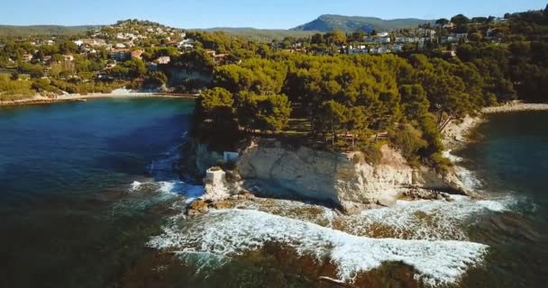 기울어진 골짜기. ( 영어 ) Calanque dEn-Vau.. 캡틴 카나리와아 구레 바다. 여름 풍경. 프랑스 남부. 절벽과 바위. 서사시적 인견 해. — 비디오