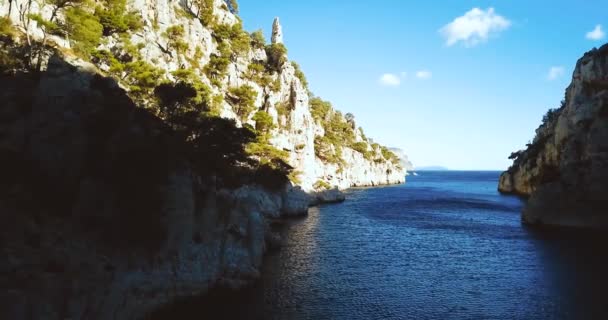 Steep-sided valley. Calanque dEn-Vau. Cap canaille and Azure sea. Summer landscape. Southern France. Cliffs and rocks. Epic view. — Stock Video