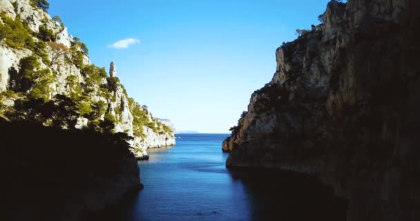 Meredek völgyben. Calanque dEn-Vau-ban. Cap canaille és Azure tenger. Nyári táj. Dél-Franciaország. Sziklák és sziklák. Epikus nézet. — Stock videók