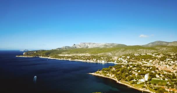 Een steile vallei. Calanque dEn-Vau. Cap Canaille en Azure zee. Zomer landschap. Zuid-Frankrijk. Rotsen en rotsen. Episch uitzicht. — Stockvideo