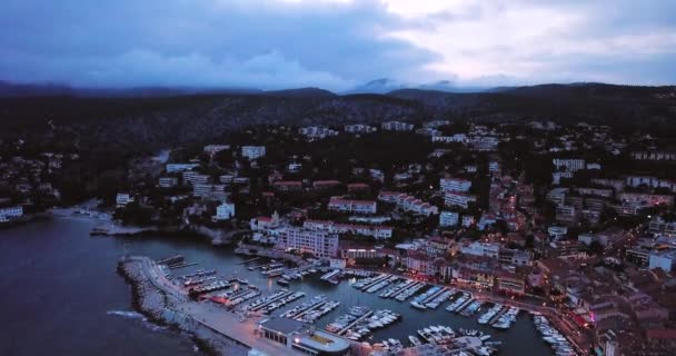 有游艇的小镇和港口。Calanque dEn-Vau 。加那利和蓝色的海.夏天的风景法国南部悬崖和岩石。史诗般的观点. — 图库视频影像