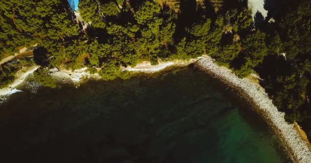 Lembah sisi curam. Calanque dEn-Vau. Cap canaille dan laut Azure. Pemandangan musim panas. Perancis Selatan. Tebing dan batu. Tampilan epik. — Stok Video