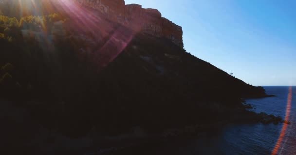 산들과 봉우리들. 녹색 계곡. ( 영어 ) Calanque dEn-Vau.. 캡틴 카나리와아 구레 바다. 여름 풍경. 프랑스 남부. 절벽과 바위. 서사시적 인견 해. — 비디오