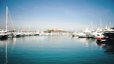 Mavi denizdeki yat kulübü için deniz limanı ya da liman. Fransa 'daki Cote Dazur' da liman ya da demirleme yeri. Yanaşmış gemi ve tekneler. Bir seyahat günlüğü ya da klipteki ekran koruyucusu için arkaplan.