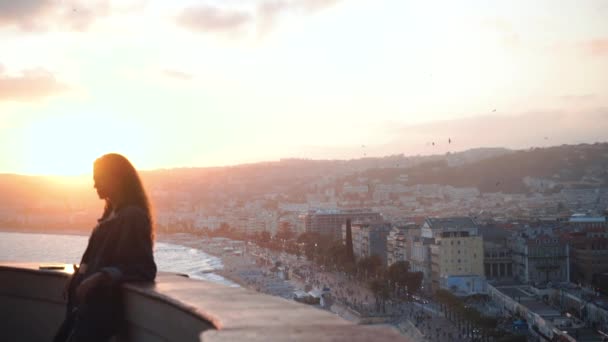 Curly Girl nyder udsigten. Solrigt europæisk landskab. Glædelig ung kvinde ved solnedgang. Millennial i Frankrig. Moderigtigt blik. Sød karakter til reklame, hjemmeside eller sociale netværk – Stock-video