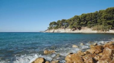 Dik yanlamasına vadi. Calanque dEn-Vau. Kaptan Canaille ve Azure Denizi. Yaz manzarası. Güney Fransa. Kayalıklar ve kayalar. Destansı görünüm.