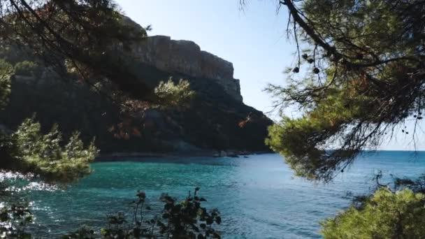 Un valle empinado. Calanque dEn-Vau. Cap canaille y Azure sea. Paisaje de verano. Sur de Francia. Acantilados y rocas. Vista épica. — Vídeos de Stock