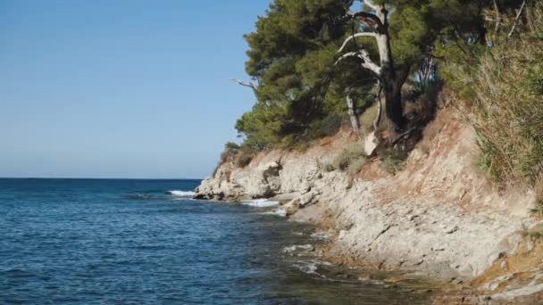 Un valle empinado. Calanque dEn-Vau. Cap canaille y Azure sea. Paisaje de verano. Sur de Francia. Acantilados y rocas. Vista épica. — Vídeo de stock