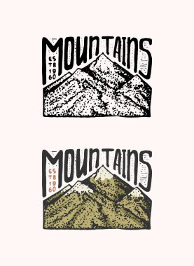 Dağ zirveleri amblemi. İşlenmiş vintage, el yapımı, eski, etiketli veya rozetli, güneyden kuzeye kamp, yürüyüş, av logosu,.