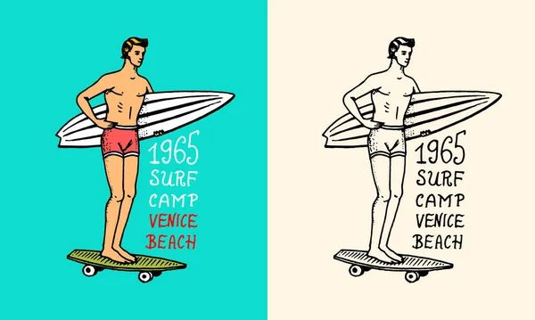 Surfer jeździ na fali na desce. Letni znak surfingowy. Kalifornijska karta. Vintage Man na desce surfingowej, plaży i morzu. Rysunek emblematu grawerowanego. — Wektor stockowy