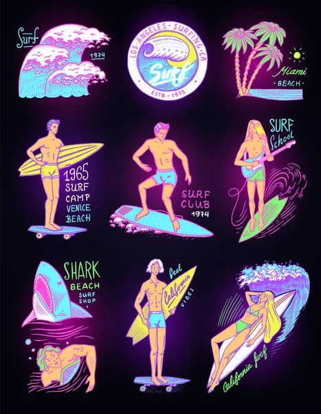 Zomer Surf tekens. Mode neon Surfer banner. Retro-golf en palm. Californische kaart. Vintage Man op de surfplank, strand en zee. Met de hand gegraveerd embleem getekend. Nachtbord of lichtbanner — Stockvector