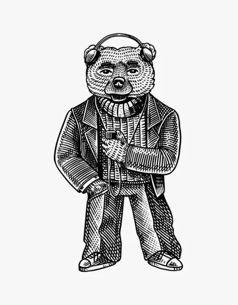 Медведь слушает музыку в наушниках. Модный персонаж. Викторианский джентльмен. Винтажный ретро-стиль. Ручной рисунок. Векторная гравировка для логотипа и татуировок или футболок. — стоковый вектор