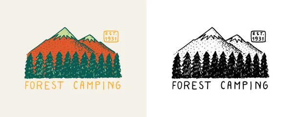 Montagne avec arbres et emblème de colline. Badge de camping. Forêt de sapins et mont. Gravé à la main dans un vieux croquis vintage. Doodle Logo de voyage en bois. Autocollant Explorateur, nature sauvage. — Image vectorielle