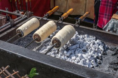 Profesyonel Jamn Serrano, açık hava mutfağı için yemek hazırlıyor.
