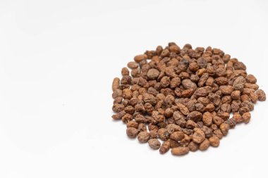 Kaplan fındık chufa yığını, sağlıklı beslenmek için bir süper yiyecek, temiz beyaz bir arka planda konumlanmış. Vejetaryen malzemesi