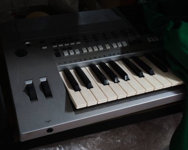 Beyaz ve siyah tuşlu eski bir elektronik klavyenin yakın plan fotoğrafı..