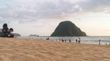 Ada zeminli Pulau Merah Sahili 'nde Kum Detayları