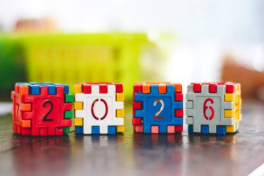 Dört renkli iç içe geçmiş oyuncak bloğu tarafından oluşturulan sayı dizisi 