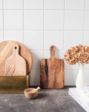 Kahverengi mutfak gereçleri ve dekoru olan şık beyaz mutfak arka planı desenli gri tezgah, kopyalama alanı, ön görünüm