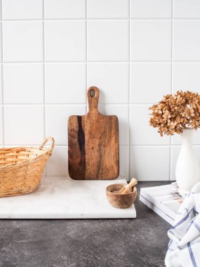 Kahverengi mutfak gereçleri ve dekoru olan şık beyaz mutfak arka planı desenli gri tezgah, kopyalama alanı, ön görünüm