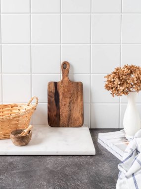 Kahverengi mutfak gereçleri ve dekoru olan şık beyaz mutfak arka planı desenli gri tezgah, kopyalama alanı, ön görünüm