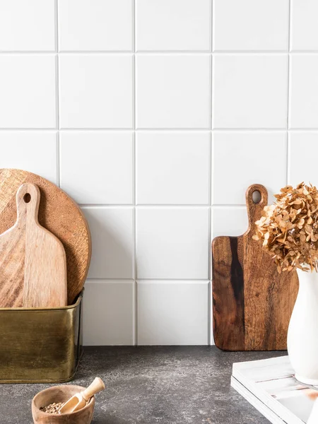 Kahverengi mutfak gereçleri ve dekoru olan şık beyaz mutfak arka planı desenli gri tezgah, kopyalama alanı, ön görünüm