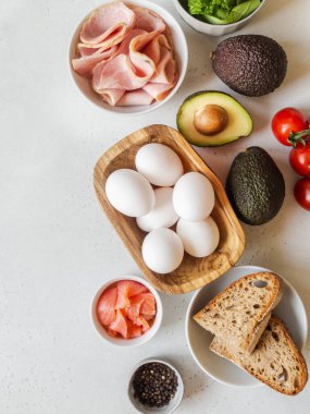 Kahvaltı hazırlamak için çeşitli ham malzemeler. Taze yumurta, jambon, somon, sebze. Üst Manzara. Boşluğu kopyala