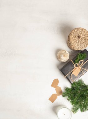 Beyaz desenli arka planda çeşitli ekolojik Noel dekorları. Üst Manzara. Boşluğu kopyala