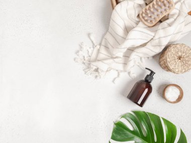 Açık gri arka planda düz banyo aksesuarları ve ürünleri. Üst Manzara. Boşluğu kopyala