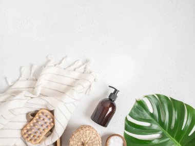 Açık gri arka planda düz banyo aksesuarları ve ürünleri. Üst Manzara. Boşluğu kopyala