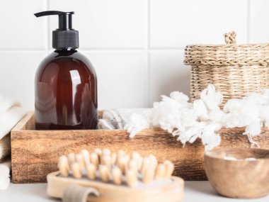 Kozmetik ürünler ve çeşitli banyo bakım aksesuarları için kahverengi şişe modeli. Ön manzara. kopyalama alanı. Düz yatıyordu. Kozmetik ürünleri..