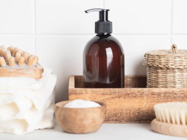 Kozmetik ürünler ve çeşitli banyo bakım aksesuarları için kahverengi şişe modeli. Ön manzara. kopyalama alanı. Düz yatıyordu. Kozmetik ürünleri..