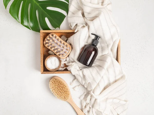 Banyodaki banyo ürünleri için kahverengi şişe maketi, spa şampuanı, duş jeli, pamuk havludaki sıvı sabun ve çeşitli aksesuarlar için düz yatak. Üst Manzara. Boşluğu kopyala