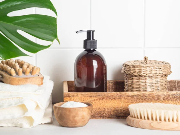 Kozmetik ürünler ve çeşitli banyo bakım aksesuarları için kahverengi şişe modeli. Ön manzara. kopyalama alanı. Düz yatıyordu. Kozmetik ürünleri..