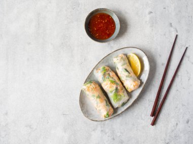 Vietnam börekleri salata, sos, yengeç ve baharatlı soslu oval tabakta erişte. Üst Manzara. Boşluğu kopyala