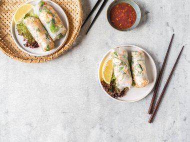 Vietnam börekleri salata, sos, yengeç ve erişte tabakta ve sosis gri arka planda. Üst Manzara. Boşluğu kopyala