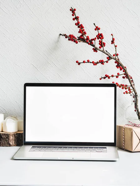 Gaya Latar Belakang Natal Modern Laptop Kosong Layar Dan Dekorasi — Stok Foto