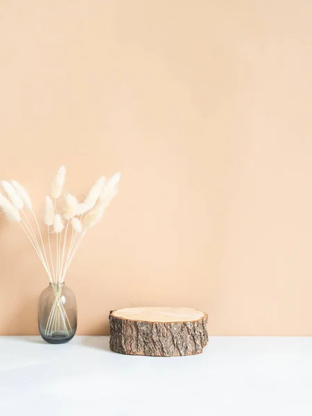 Podium Bois Naturel Fleurs Sèches Dans Vase Verre Sur Fond — Photo