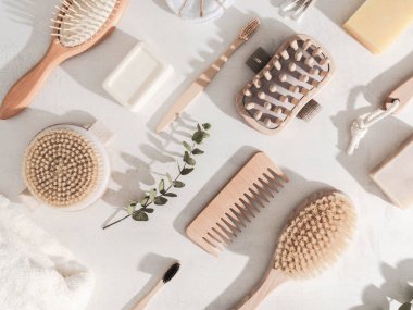 Banyodan çeşitli ekolojik eşyalar, beyaz arka planda yüz ve vücut bakımı ve hijyen için. Sıfır atık. Üst görünüm