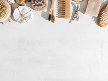 Banyodan çeşitli ekolojik eşyalar, beyaz arka planda yüz ve vücut bakımı ve hijyen için. Sıfır atık. Üst görünüm