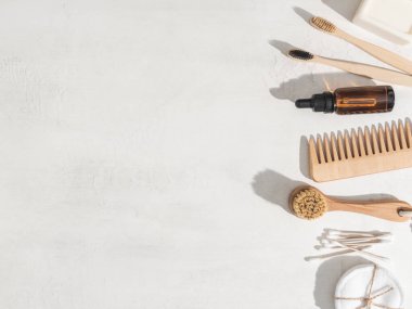 Çeşitli ekolojik eşyalar - diş fırçaları, saç fırçası, yeniden kullanılabilir pamuk pedleri beyaz arka planda beyaz havlu ve yüz fırçası. Üst Manzara. Boşluğu kopyala