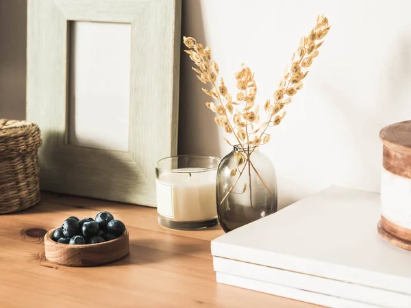 Accueil Nature Morte Fleurs Sèches Dans Vase Boîte Paille Bougie — Photo