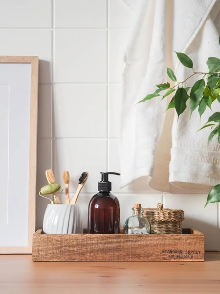 Witte Badkamer Achtergrond Vooraanzicht Met Cosmetische Fles Bad Accessoires Tandenborstels — Stockfoto