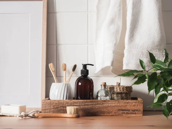 Witte Badkamer Achtergrond Vooraanzicht Met Cosmetische Fles Bad Accessoires Tandenborstels — Stockfoto