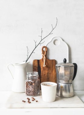 Beyaz duvarın karşısında çeşitli tabakların olduğu klasik mutfak kahvesi. Ön manzara. Kapsama alanı