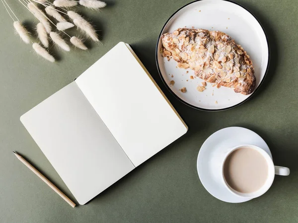 Buka Notebook Dengan Lembar Kosong Croissant Dan Cangkir Dengan Kopi — Stok Foto