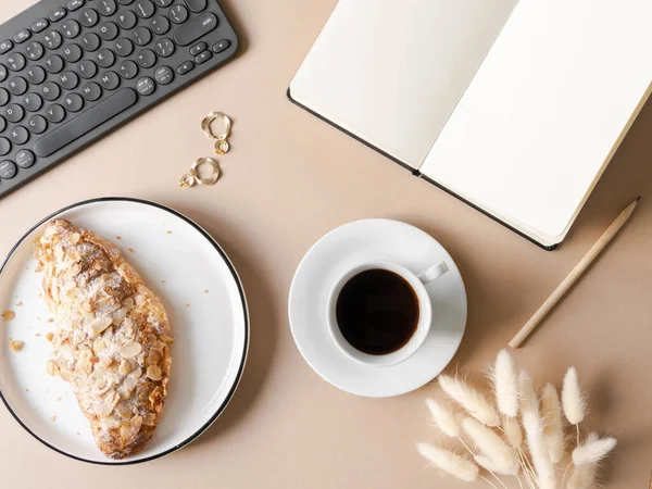 Confortabil Fundal Feminin Dimineață Cafea Croissant Proaspăt Tastatură Notepad Fundal — Fotografie, imagine de stoc