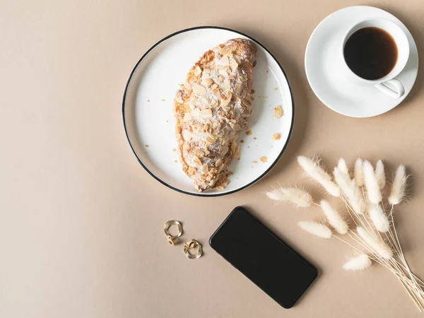 Útulné Ženské Ranní Pozadí Káva Čerstvý Croissant Černý Smartphone Béžovém — Stock fotografie zdarma