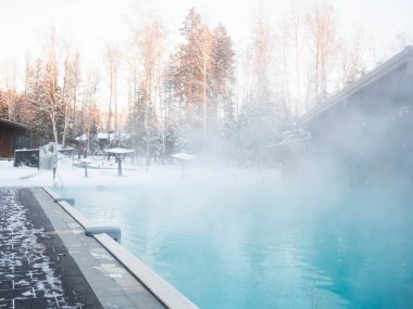 Kışın buharlı sıcak havuz.